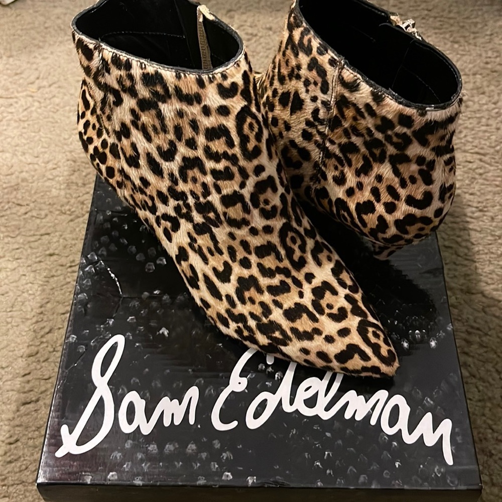 **NEVER WORN** Kinzey Leopard Bootie